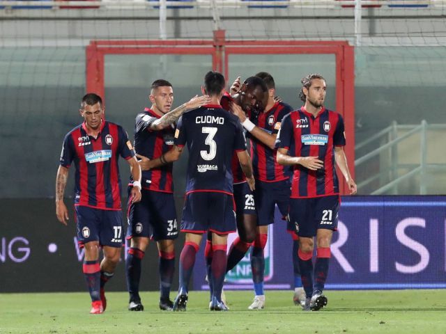Crotone đứng cuối bảng xếp hạng Serie A khi chưa có điểm số nào