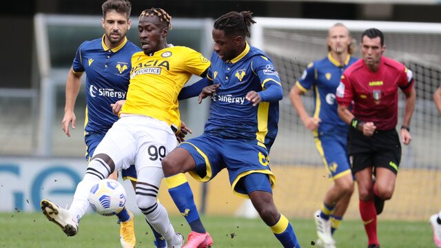 Udinese (áo vàng) chưa có được bàn thắng đầu tiên trong mùa giải mới