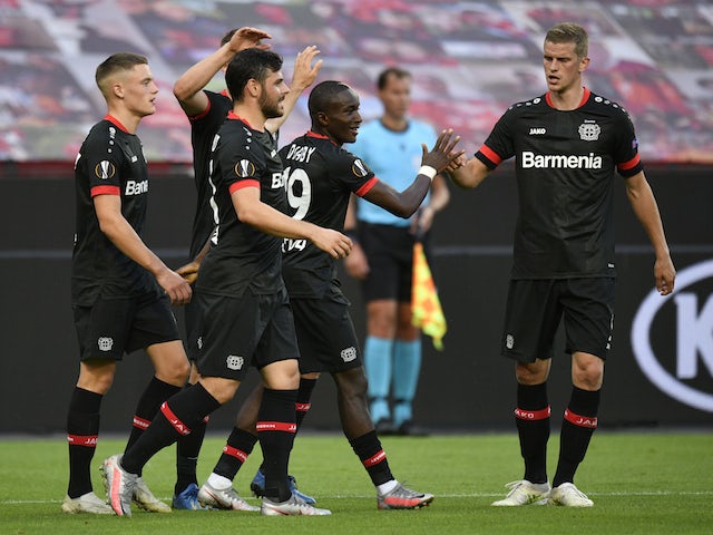 Leverkusen đang rộng cửa bước vào vòng trong